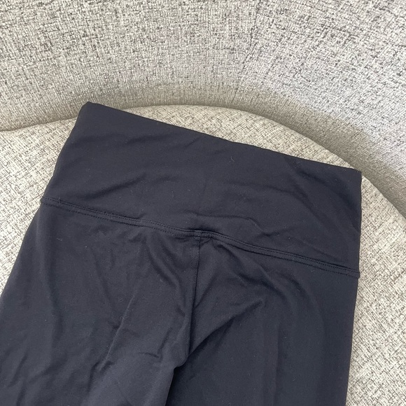 Black and Gold Detail Workout Set - Picture 5 of 7